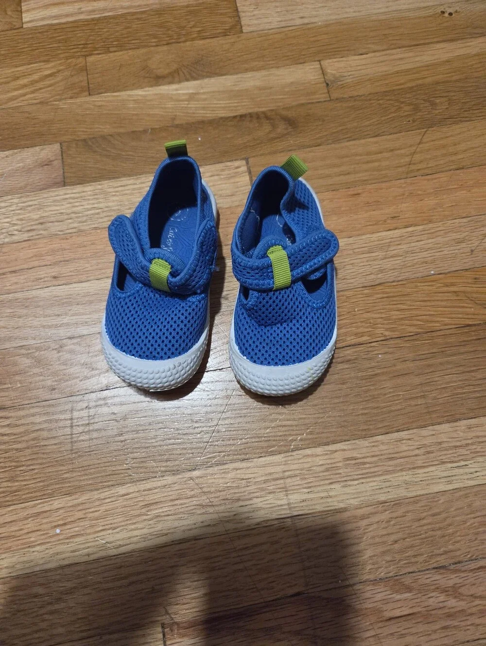 Cat & Jack Blue Mesh Water Shoes with Lime Accent / Size 5
